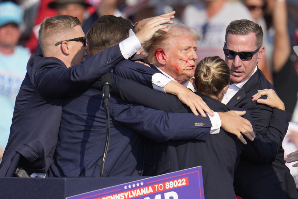 Donald Trump med skader på øret under valgmøtet i Butler 13. juli. FBI slår i en uttalelse fast at det var en kule, enten hel eller mindre biter den, som traff presidentkandidaten.
 Foto: Gene J. Puskar / AP / NTB