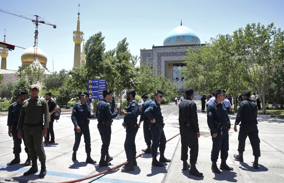 Sikkerhetsstyrker samlet seg utenfor mausoleet til ayatolla Khomeini i Irans hovedstad Teheran etter selvmordsangrepene onsdag.
 Foto: AP / NTB scanpix
