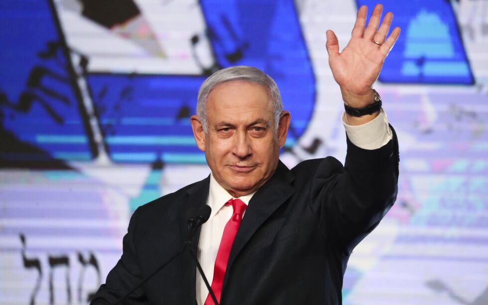 Statsminister Benjamin Netanyahu hilste til sine tilhengere på valgnatten. Han viste blant annet til vaksinesuksessen som eksempel på at han er den rette til å lede Israel.
 Foto: Ariel Schalit / NTB