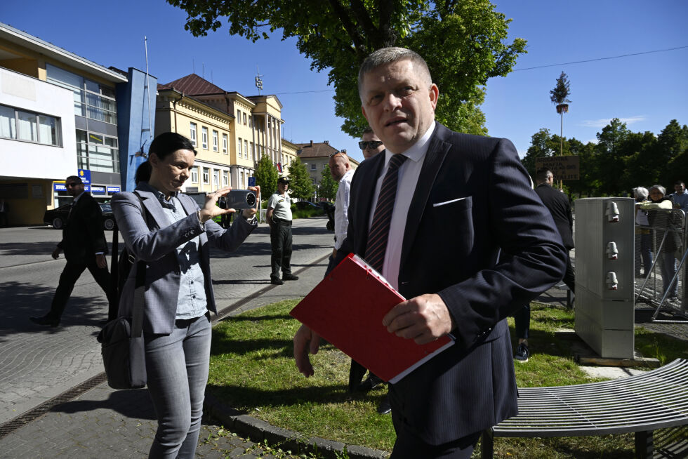 Slovakias statsminister Robert Fico ankommer et regjeringsmøte i Handlova tidligere onsdag.
 Foto: Radovan Stoklasa / TASR via AP / NTB