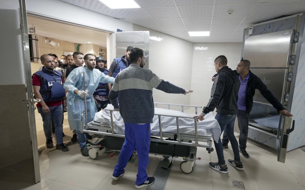 Journalister og helsepersonell triller båren med den drepte journalisten Shireen Abu Akleh på et sykehus i byen Jenin.
 Foto: Majdi Mohammed/NTB