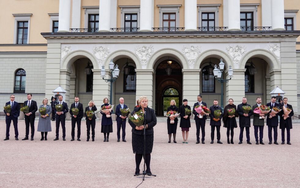 Avtroppende regjering med statsminister Erna Solberg i spissen, på Slottsplassen etter sitt siste statsråd på slottet.
 Foto: Ole Berg-Rusten / NTB