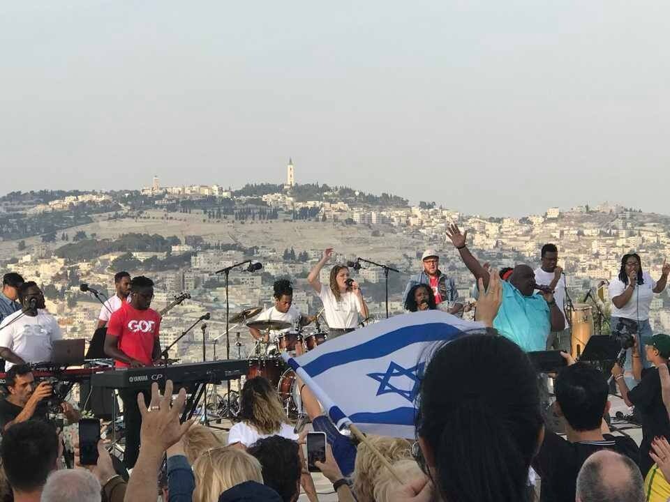 BØNN: Søndag 7. oktober var den internasjonal bønnedag om fred for Jerusalem. Mange forbedere og kristne ledere var samlet til bønn og lovsang på Haas Promenade i Jerusalem. Foto: Facebook