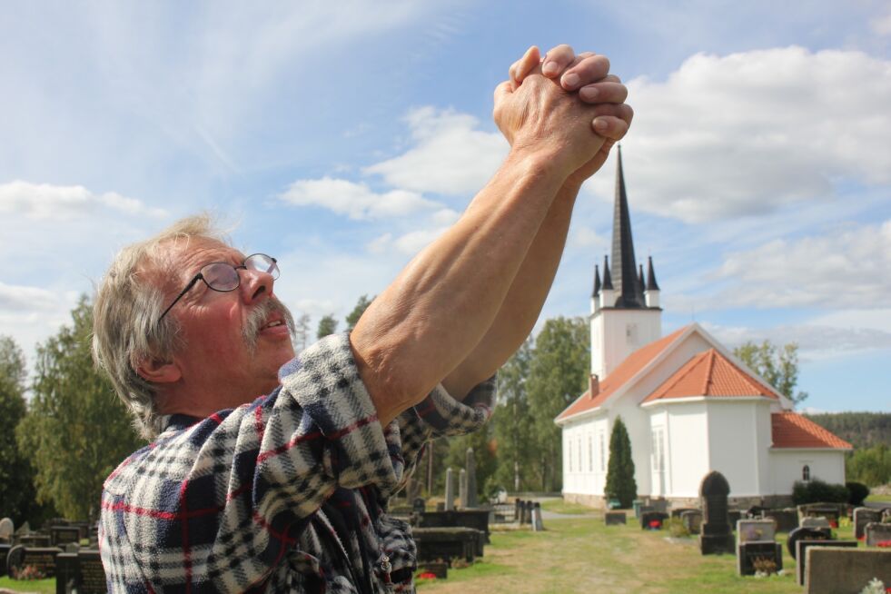 Ildsjel for bønn: Rolf Engebretsen er en av de nye bønnesoldatene, som Gud holder på å reise opp. Her ved Øymark kirke.
 Foto: Nils Bakke