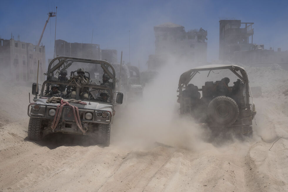 Israelske armykjøretøy frakter en gruppe soldater og journalister inne på den sørlige Gaza-stripen.
 Foto: NTB/AP/Ohad Zwigenberg