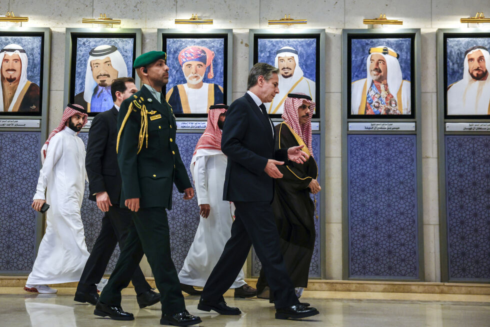 Saudi-Arabias utenriksminister Faisal bin Farhan bin Abdullah (t.h.) sammen med USAs utenriksminister Antony Blinken i Riyadh mandag.
 Foto: Evelyn Hockstein / Pool via AP / NTB