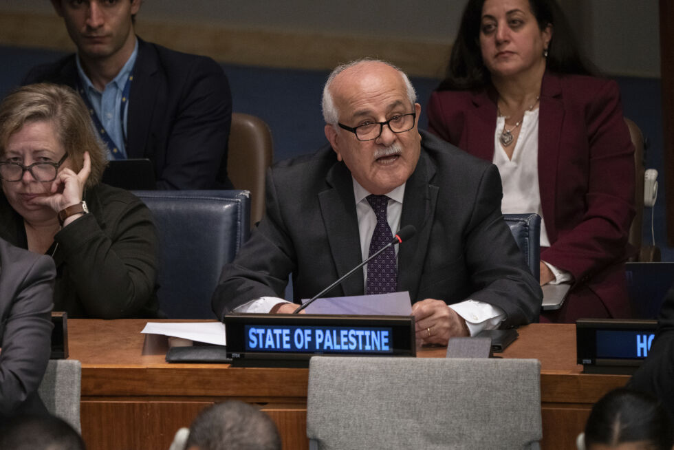 Palestinernes FN-ambassadør Riyad H. Mansour taler under et møte i FNs hovedkvarter i november 2022. Den gang anklaget ambassadøren Israel for å ha kolonisert arabernes hjemland.
 Foto: AP Photo/Jeenah Moon/NTB.