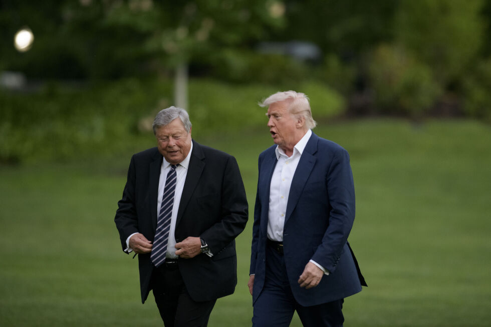 President Donald Trump, her sammen med førstedame Melania Trumps far Viktor Knavs, ved ankomst på South Lawn i Det hvite hus i Washington.
 Foto: NTB/AP/Rod Lamkey, Jr.