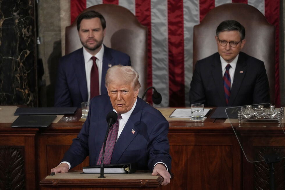 President Donald Trump talte til en felles sesjon av kongressen i House-kammeret ved U.S. Capitol i Washington, tirsdag 4. mars 2025, mens visepresident JD Vance og House-speaker Mike Johnson fra La. lytter.
 Foto: AP Photo/Julia Demaree Nikhinson/NTB