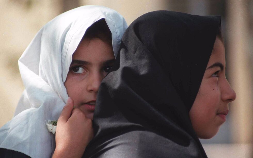Unge jenter i Iran har lavere strafferettslig alder enn gutter. Jenter kan dømmes for lovbrudd de har begått helt ned i 9 års alder. Gutter risikerer straff for forbrytelser de har begått i 15 års alderen.
 Foto: Nina Haabeth / NTB