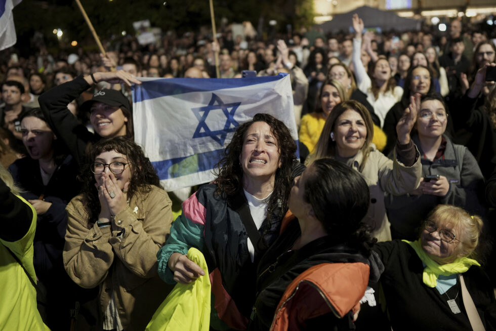 Nyheten om at de tre er frigitt tas imot med sterke følelser i Tel Aviv.
 Foto: Oded Balilty / AP / NTB