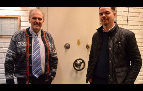 LEDERE: Nils Petter Karlsen (til venstre) og Stephan Skjennum er henholdsvis forstander og ledende eldste i Arken Løten som holder til i Løten Sparebanks gamle lokaler. Foto: Stein Gudvangen, KPK.