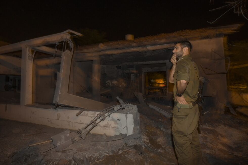 En israelsk soldat ved et hus i byen Ashkelon sør i Israel. Det ble truffet av en rakett fra Gaza mandag. Foto: Tsafrir Abayov / AP Photo / NTB scanpix