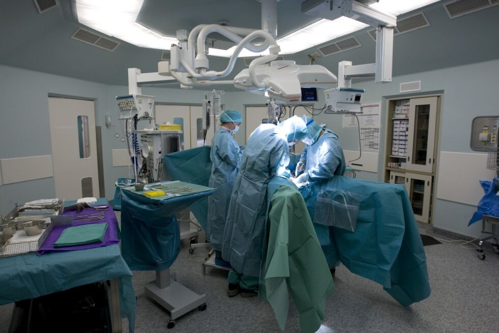 Kirurgisk inngrep på operasjonsstue på St. Olavs Hospital i Trondheim. Bildet er 
modellklarert til redaksjonell illustrasjonsbruk.
 Foto: Gorm Kallestad/NTB Scanpix