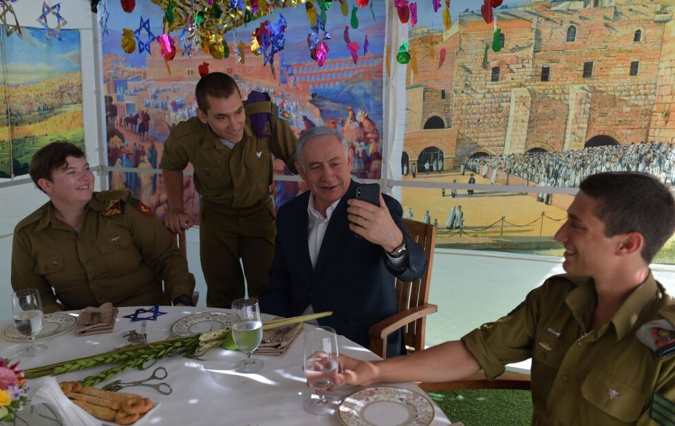 Israels statsminister Benjamin Netanyahu får besøk av IDF-soldater i sin løvhytte.
 Foto: Kobi Gideon/GPO