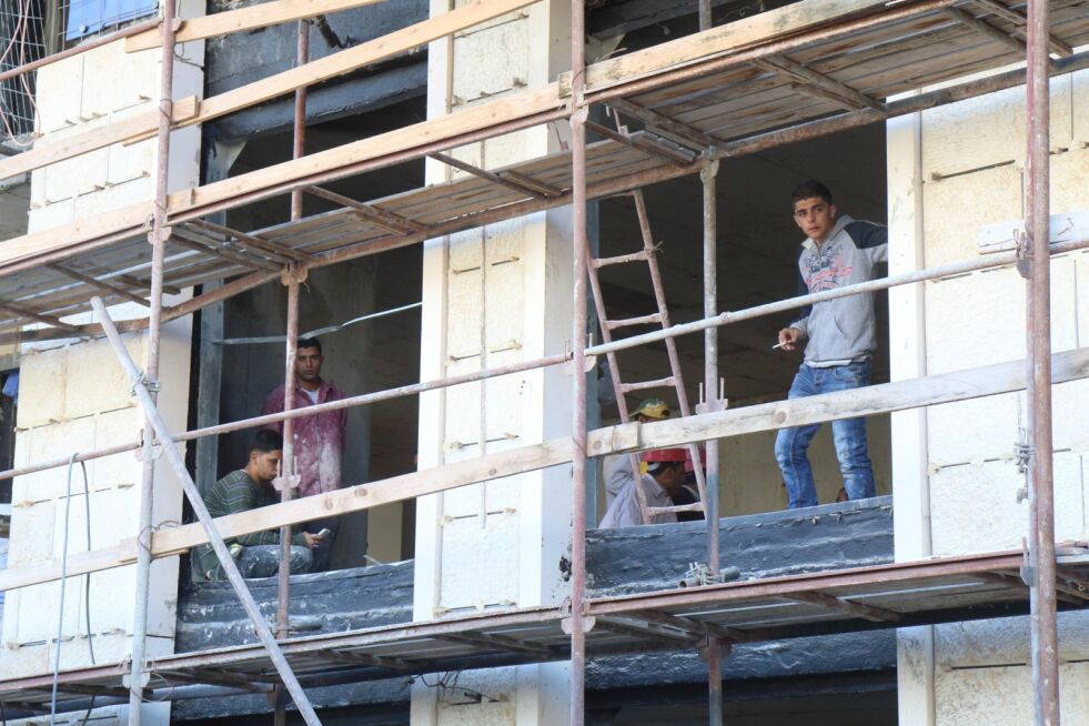 En ny rapport viser at når palestinske arbeidere har mulighet til å jobbe for israelske arbeidsgivere, er de raske til å forlate sine palestinske arbeidsgivere. Her er det palestinske bygningsarbeidere som tar seg en pause fra et byggeprosjekt i Jerusalem.
 Foto: Hillel Maeir/TPS