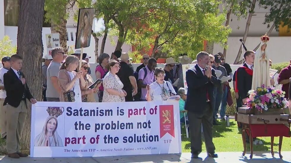 Demonstrasjon mot satanisk arrangement i Arizona.
 Foto: Skjermdump Fox 10