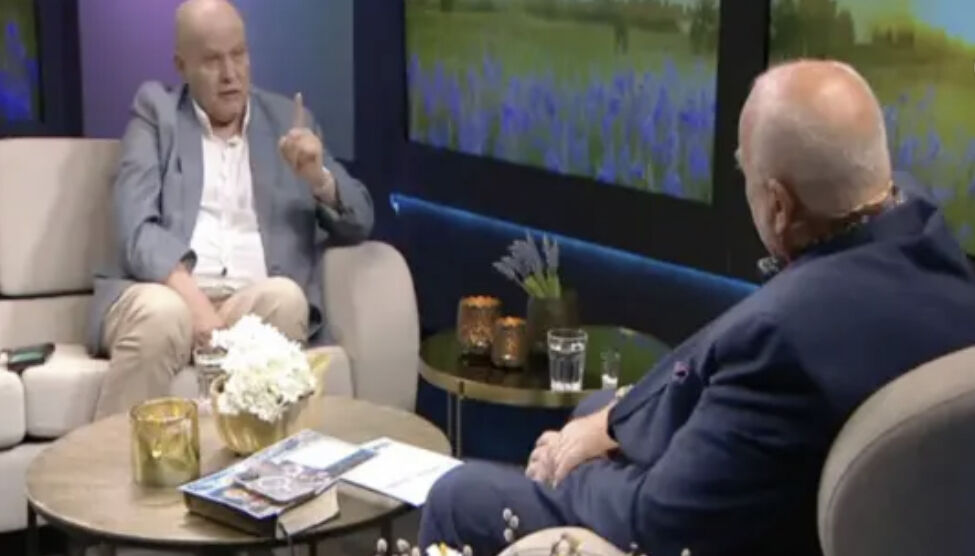 PÅ TV: Pastor Jan-Aage Torp var gjest igår kveld hos grunnleggeren av TV Visjon Norge, Jan Hanvold. De samtalte om barnevernet.
 Foto: Skjermdump