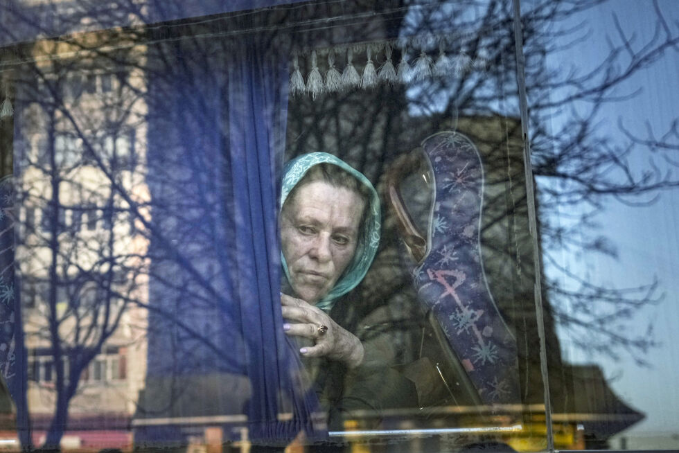 Krig: – Det er lett å tenke at sanksjoner er et mildt svar når volden fra Putin og hans styrker er så massiv og brutal i Ukraina. Men bak tallene skjuler det seg millioner av menneskelige skjebner, skriver Trine Overå Hansen. På bildet en ukrainsk kvinne.
 Foto: Ap