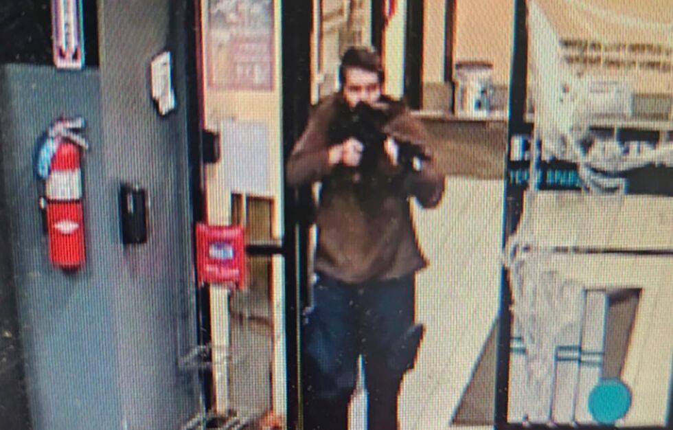 Sheriffen i Androscoggin fylke har lagt ut to bilder av en mistenkt gjerningsmann. Ingen er pågrepet.
 Foto: Androscoggin County Sheriff's Office via AP / NTB