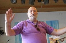 Dekker tre milliarder med evangeliet