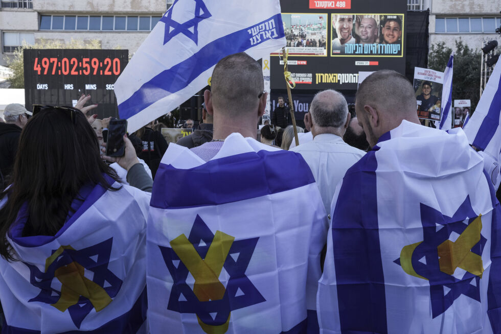 Israelere har samlet seg i Tel Aviv lørdag.
 Foto: Oded Balilty / AP / NTB