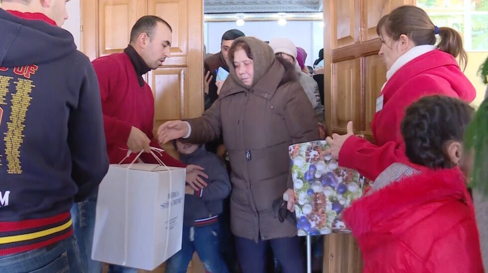 Matpakker: – Vi fikk være med å pakke inn og dele ut ca. 3000 av de 15 000 familiepakkene som er delt ut som julegave til fattige familier, forteller en glad Jan Hanvold.
 Foto: Arkiv