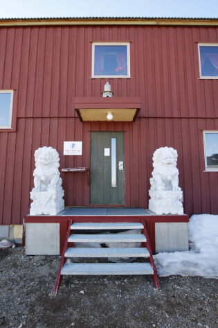 Kina bedt om å fjerne løve-statuer på Svalbard