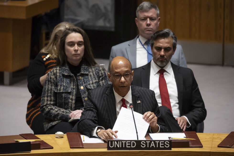 HASTEMØTE: USAs ambassadør til FN, Robert Wood, taler til FNs sikkerhetsråds kammer under et hastemøte i FNs hovedkvarter søndag 14. april.
 Foto: NTB/AP