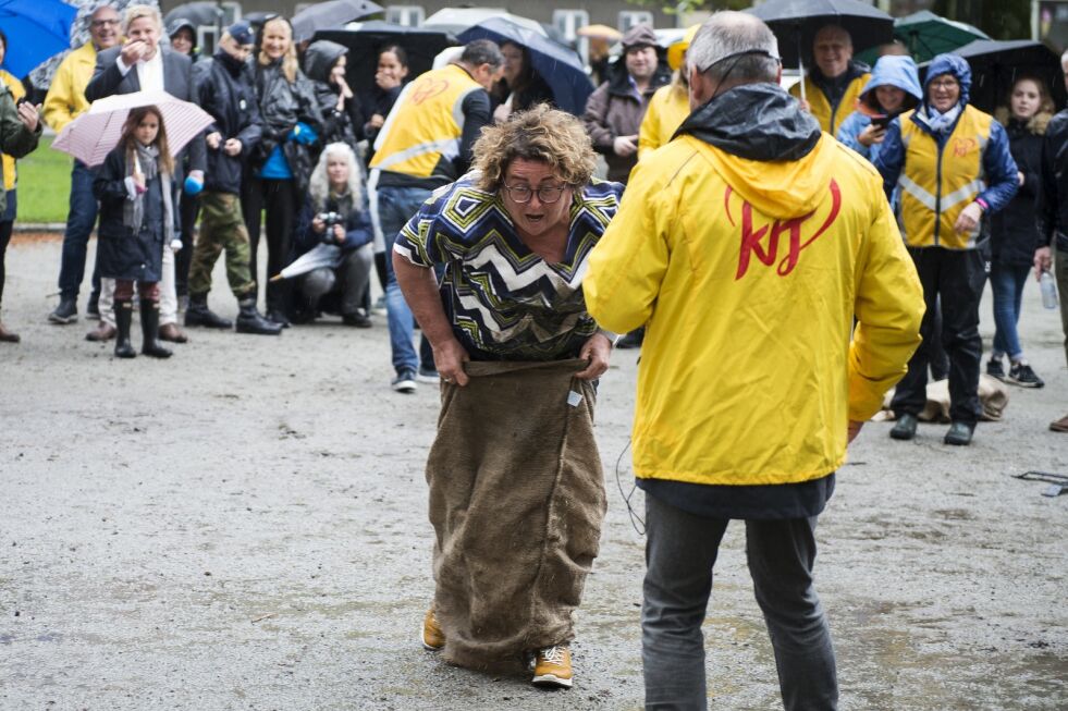 Her går det galt! Olaug Bollestad mistet balansen under sekkeløpet i Stavanger, hvor hun blant annet konkurrerte med partileder Kjell Ingolf Ropstad og tidligere partileder Knut Arild Hareide. Foto: Carina Johansen / NTB scanpix