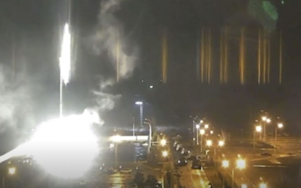 Stillbilder fra et kamera ved Zaporizjzja-kraftverket hvor det oppsto brann da russiske soldater fyrte av artilleriild natt til fredag.
 Foto: Zaporizjzja-kraftverket / AP / NTB