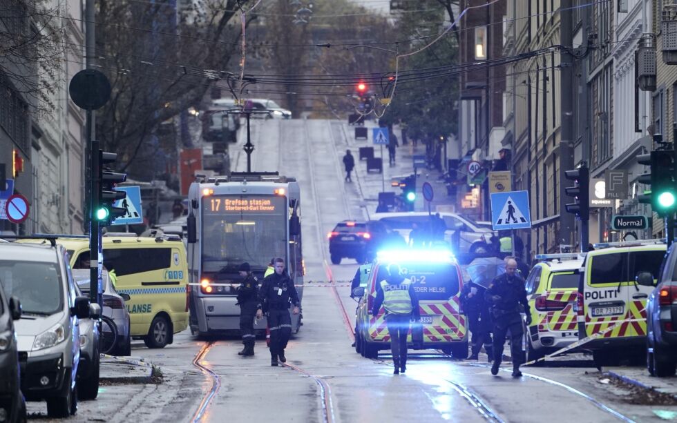 En mann ble skutt av politiet på Bislett i Oslo tirsdag morgen. En tjenestemann fra politiet er også skadet.
 Foto: Stian Lysberg Solum / NTB
