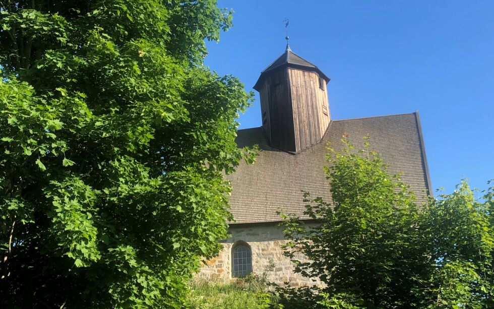 St. Petri kirke eller Tingelstad gamle kirke, en middelaldersk steinkirke antagelig fra første halvdel av 1200-tallet. Kirken ligger i Gran kommune i Hamar bispedømme og er nå under renovering.
 Foto: Svend Ole Kvilesjø