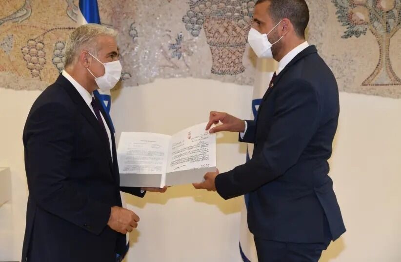 FRED: Israels utenriksminister Yair Lapid og Bahrains ambassadør Khaled Al Jalahma møttes i Knesset. De to landene inngikk fredsavtale og normaliserte sine relasjoner i september i fjor. Foto: Israelsk UD