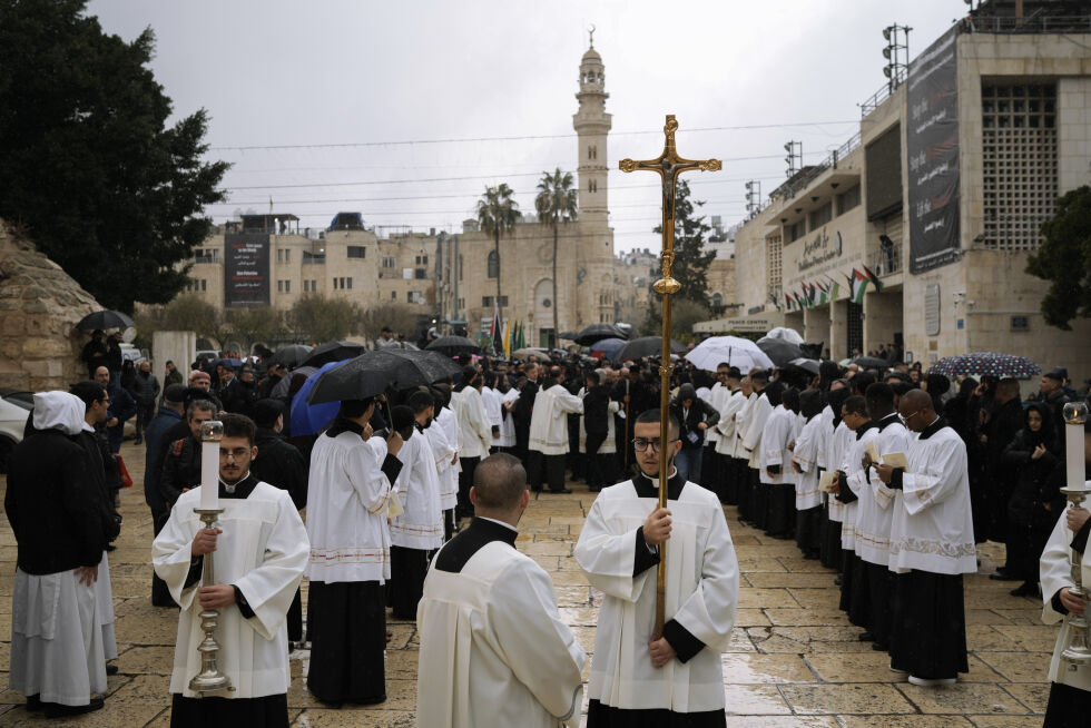 Katolikker i prosesjon utenfor Fødselskirken i Betlehem på på julaften, 24. desember 2023.
 Foto: NTB/AP/Leo Correa
