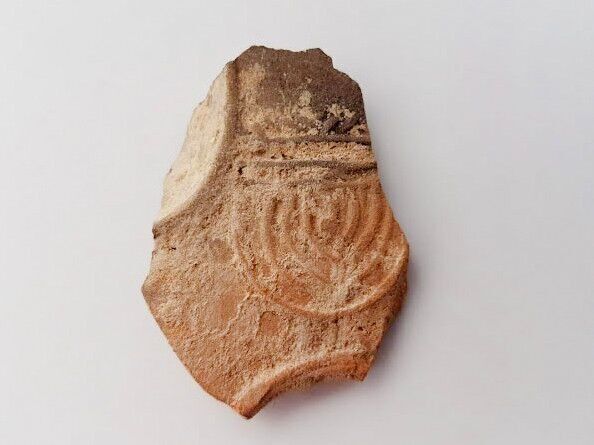 En bit av oljelampe funnet i Beersheba i Sør-Israel.
 Foto: Anat Rasiuk /IAA