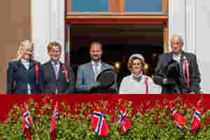 Kong Harald tilbake på jobb – hilser barnetoget fra slottsbalkongen