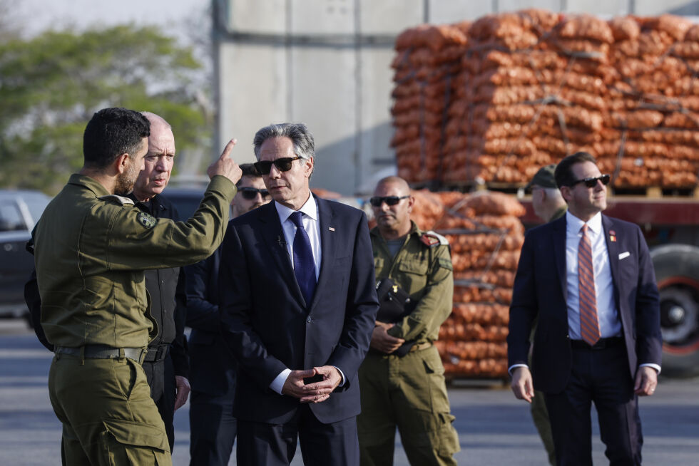 USAs utenriksminister Antony Blinken besøkte grenseovergangen Kerem Shalom sammen med Israels forsvarsminister Yoav Gallant 1. mai.
 Foto: Evelyn Hockstein/Pool Photo via AP / NTB