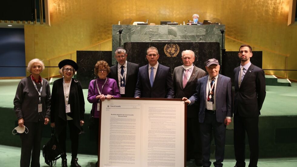 FN: Israels ambassadør til FN, Gilad Erdan, holder frem en forstørret kopi av resolusjonen om å bekjempe Holocaust-fornektelse. Den ble vedtatt med stort flertall av FNs generalforsamling 20. Januar.
 Foto: Israels FN-delegasjon