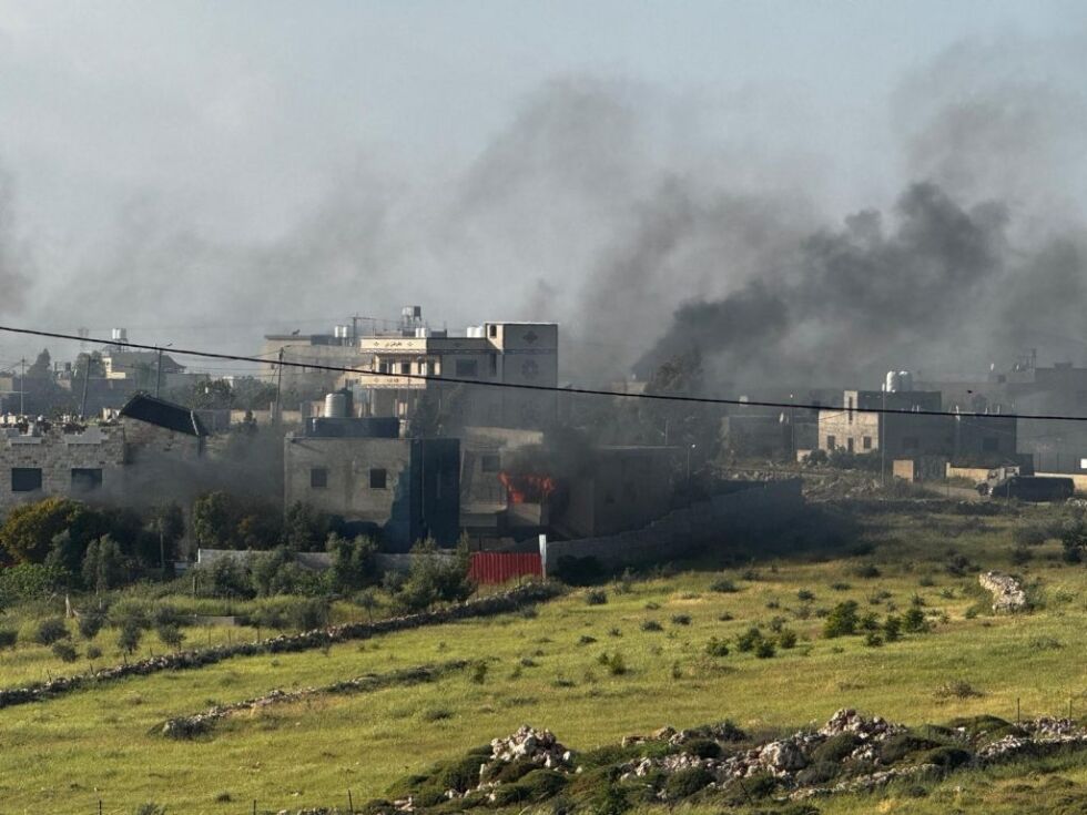 Røyk fra den palestinske landsbyen Qusra under sammenstøt mellom palestinere og IDF 13. april 2024 etter oppdagelsen av liket til en 14 år gammel israelsk gjeter.
 Foto: TPS