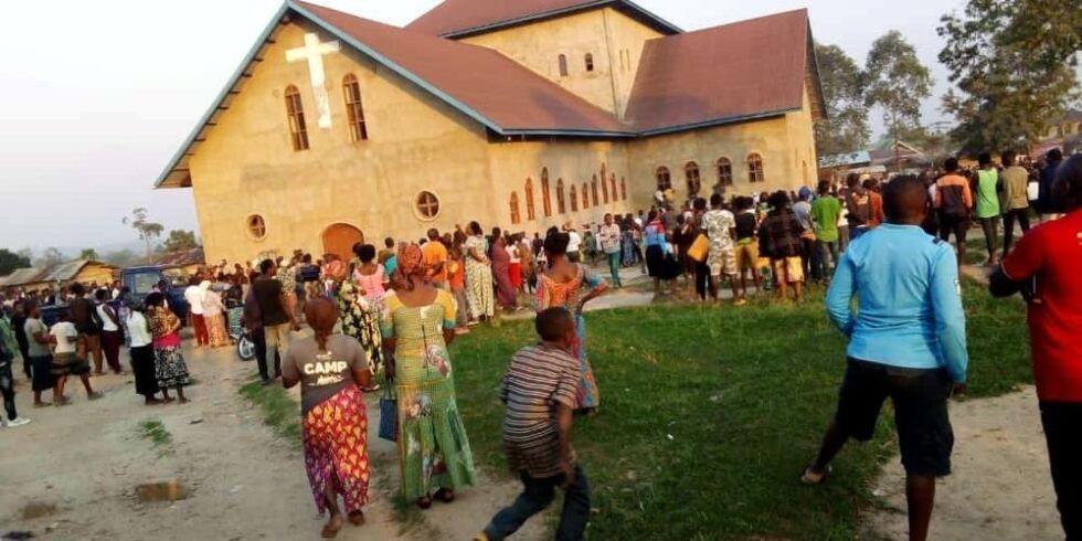 Bildet viser en kirke i Beni, Nord-Kivu i Kongo, etter et bombeangrep i november som skadet to kvinner. Angrepet fant sted en time før kirken skulle ha konfirmasjonsgudstjeneste.
 Foto: Åpne Dører