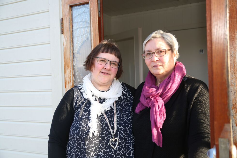 BESØKTE FAMILIEN: Marit Janne Sunnhordvik og Reidun Vik har to ganger besøkt flyktningefamilien på Hvalsmoen transittmottak.
 Foto: Håkon C. Hartvedt