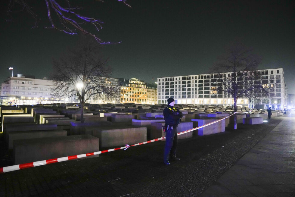 En politimann ved holocaust-minnesmerket i Berlin etter knivangrepet fredag.
 Foto: Ebrahim Noroozi / AP / NTB