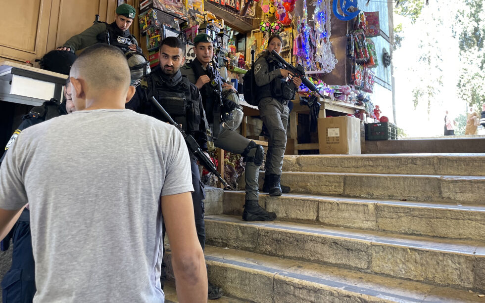 Israel styrker både politiet og forsvaret (IDF) i forkant av varslede demonstrasjoner i forbindelse med ramadan. Her blir en muslim sjekket ved inngangen til Klippedomen.
 Foto: Johnny Myhr-Hansen