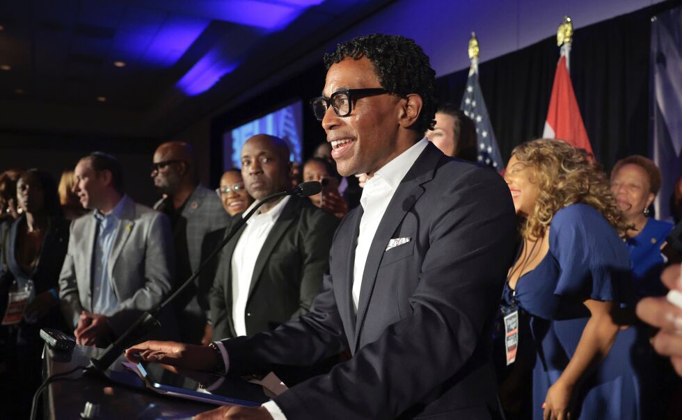 Wesley Bell taler til publikum etter å ha vunnet den demokratiske kongressens primærvalg mot den sittende amerikanske representanten Cori Bush tirsdag 6. august 2024 på Marriott Grand Hotel i sentrum av St. Louis.
 Foto: Robert Cohen/St. Louis Post-Dispatch via AP/NTB