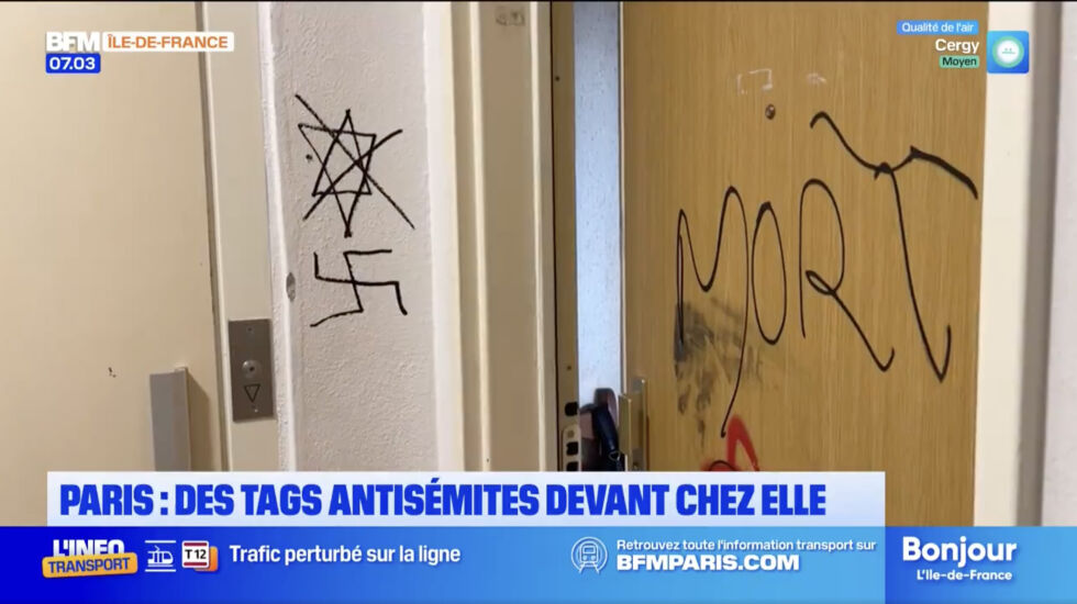Oppgangen der et antisemittisk mord ble begått for noen år siden, er tilgriset med hakekors, Davidsstjerner med kryss over og trusler på arabisk.
 Foto: Skjermdump: BFM Paris Île-de-France/X