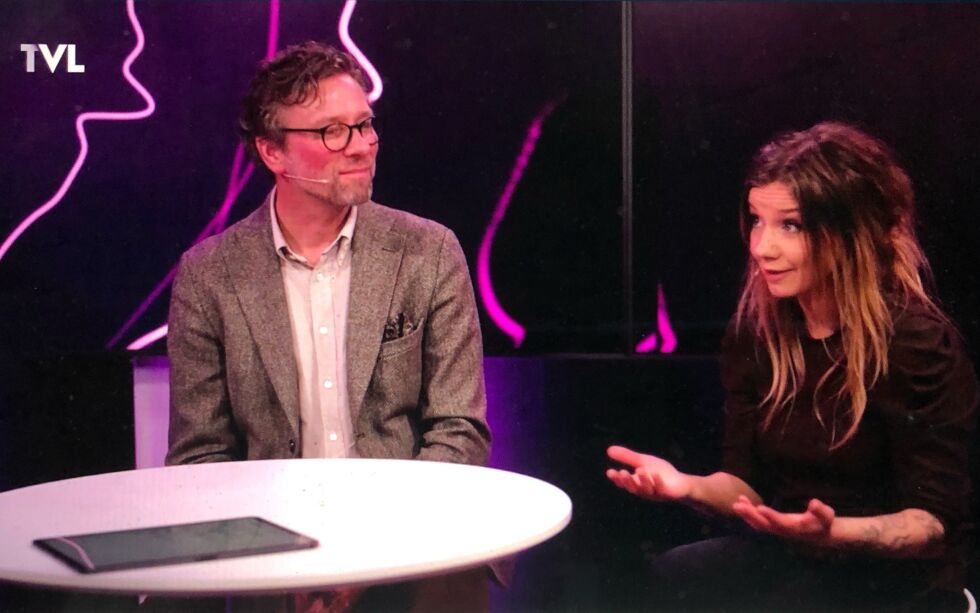 TVL-sjefredaktør Alf Gjøsund var gjest i kanalens første snakke-musikkprogram fredag 22. april, sammen med artisten Maria Solheim.
 Foto: Skjermdump fra tvl.no