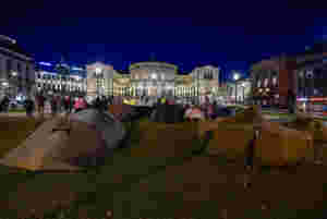 Bønder demonstrerer utenfor Stortinget