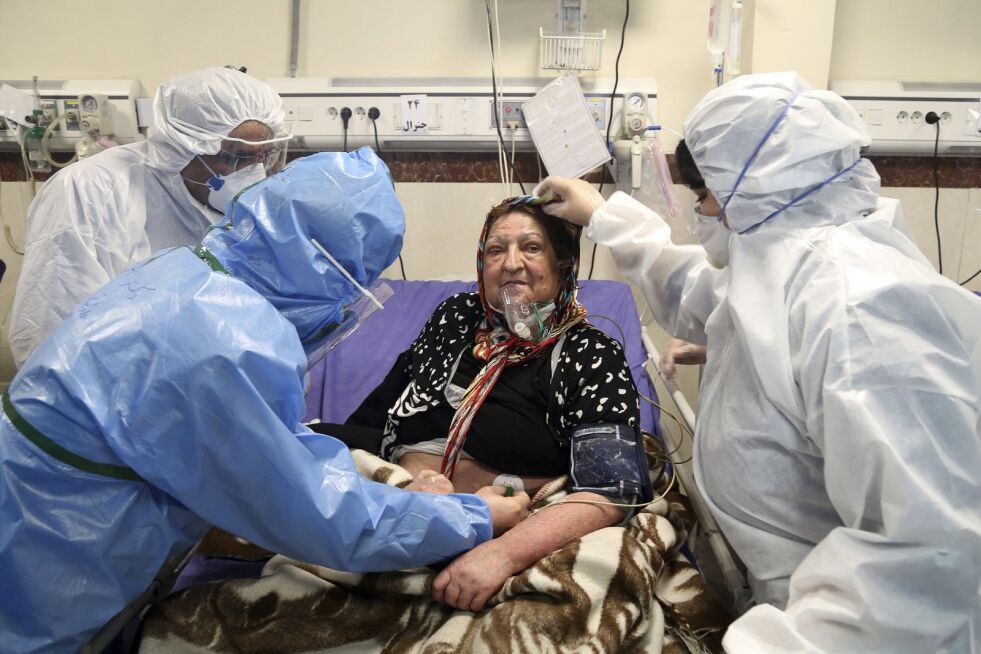 Koronaviruset krever først og fremst liv blant eldre og kronisk syke, mens dødsraten blant dem under 50 år er lav. Denne kvinnen får behandling i Iran, et av landene som er hardest rammet av pandemien. Foto: AP / NTB scanpix