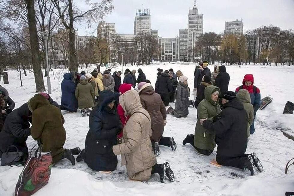 PÅ KNE I BØNN: I Kiev ligger mange på kne og roper til Gud om fred.
 Foto: Misjon Europa